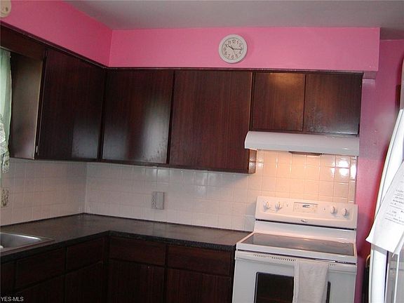 2nd image of 3678 Louise St