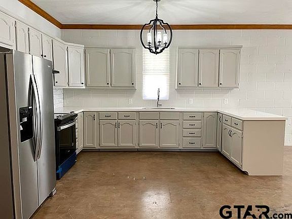 4th image of 1112 Longview Dr