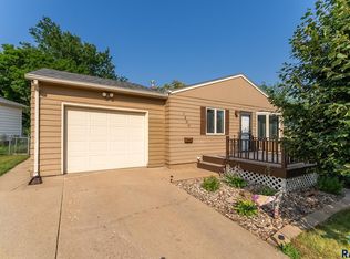 1200 S Tabbert Cir, Sioux Falls, SD 57103