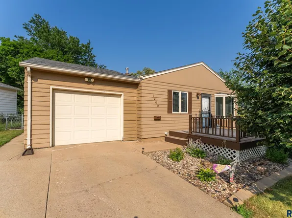 1200 S Tabbert Cir, Sioux Falls, SD 57103