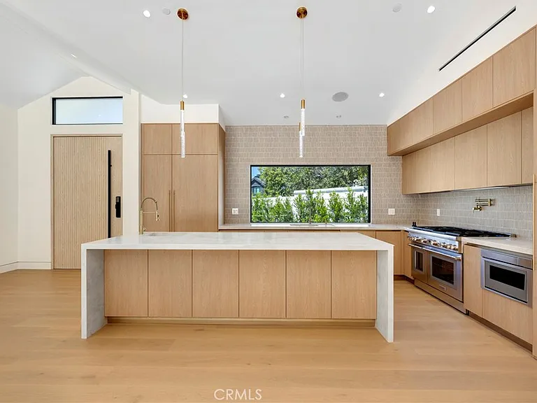 6114 Sadring Ave — Photo 3