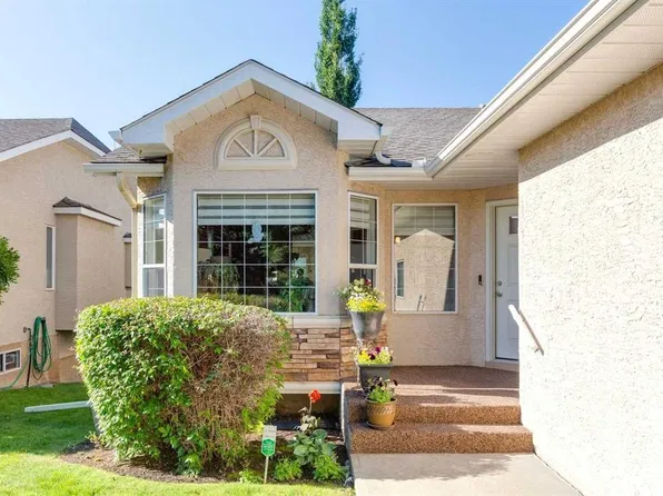121 N Sierra Morena Grn SW, Calgary, AB T3H 3E4