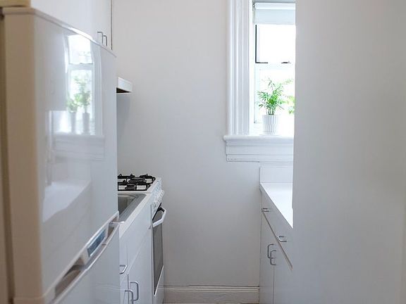 3rd image of 403 E 58th St APT 4R