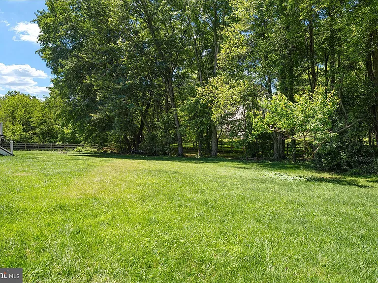 210 S Hughes St — Photo 15