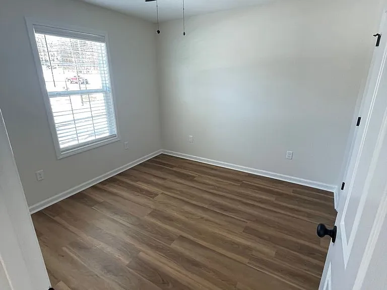 923 W 9th St — Photo 8