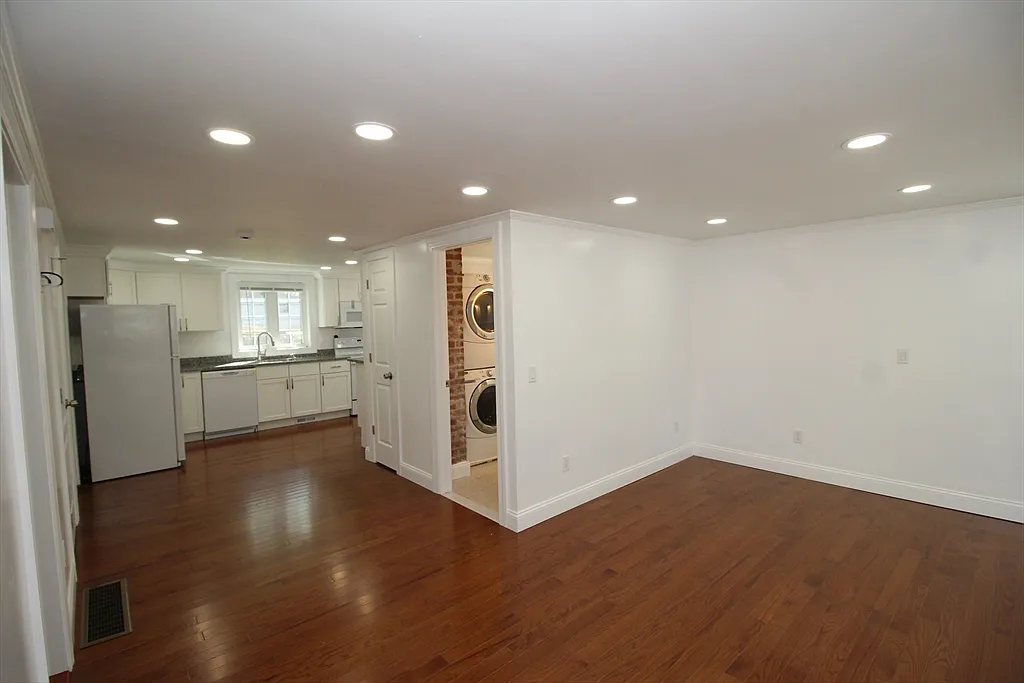 Building Photo - 96 Walnut Ln #B
