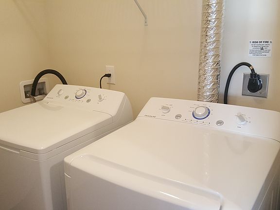 Laundry room-Washer/Dryer included