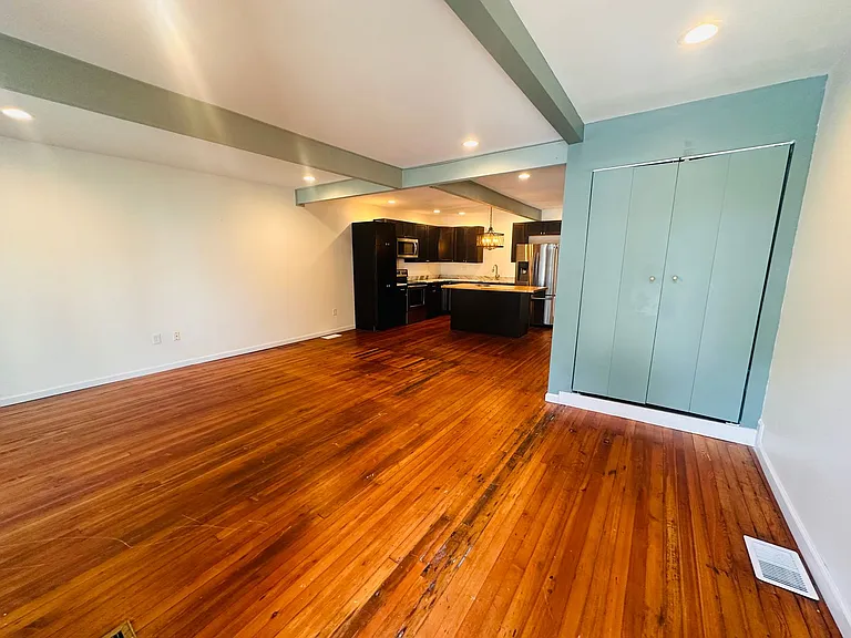 506 E Ormsby Ave — Photo 2