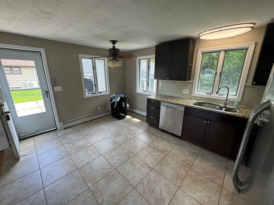 4 bed, 1.0 bath, 1224 sqft, $3,000 — Photo 3