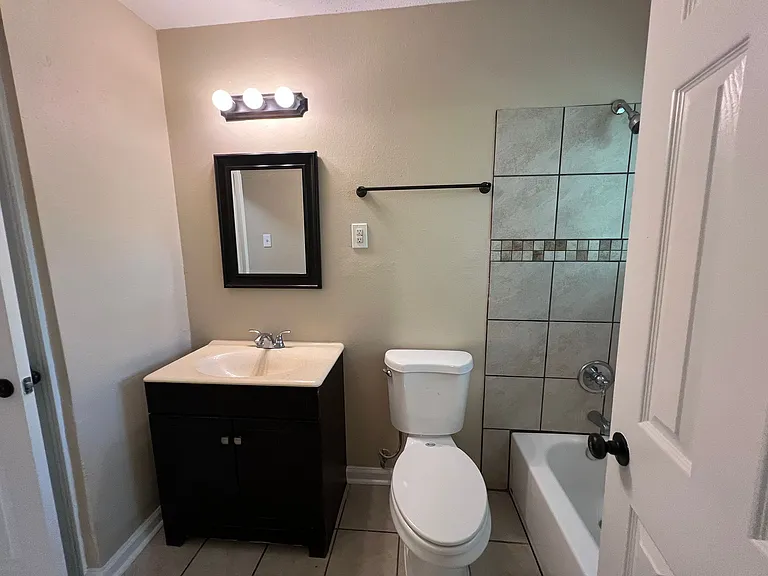 724 Blackstone Ln — Photo 11
