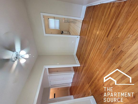 3rd image of 916 Reba Pl APT 1N