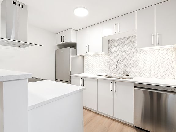 3rd image of 260 Wellington Cres #11