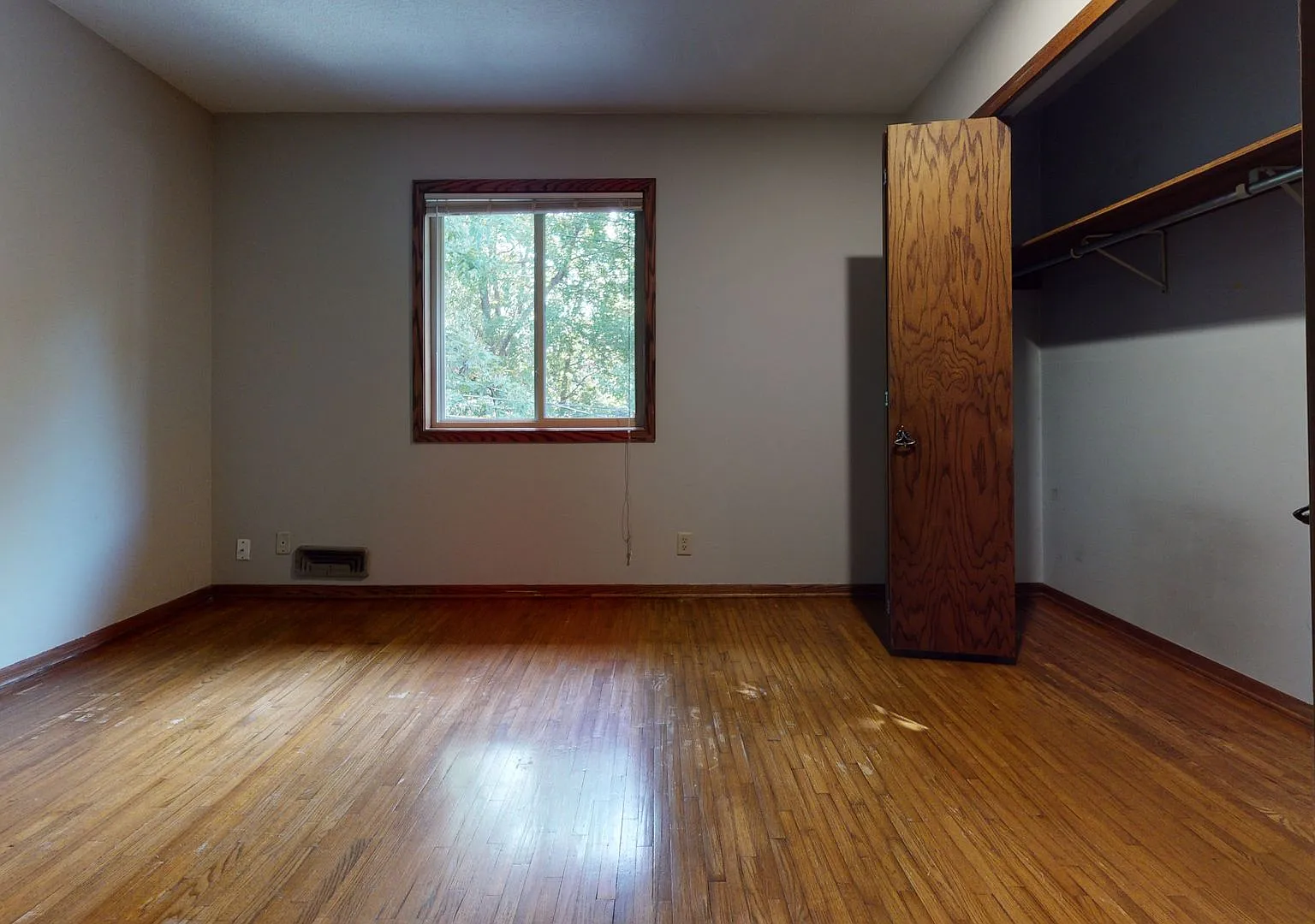 4 bed 2 bath unit — Photo 4