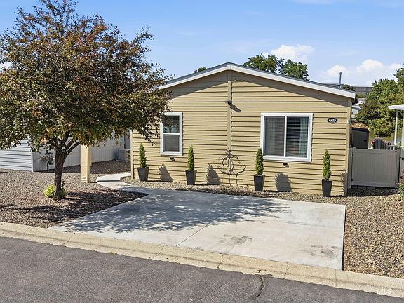 4th image of 2295 Blue Lake Ln