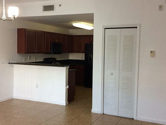 5th image of 11401 NW 89th St APT 215