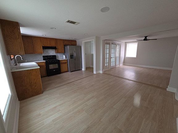 4th image of 1104 Beacon St