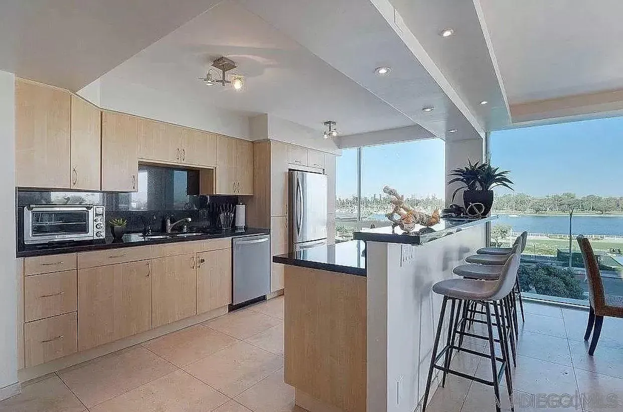2 bed, 2.0 bath, 1267 sqft, $7,500 — Photo 3