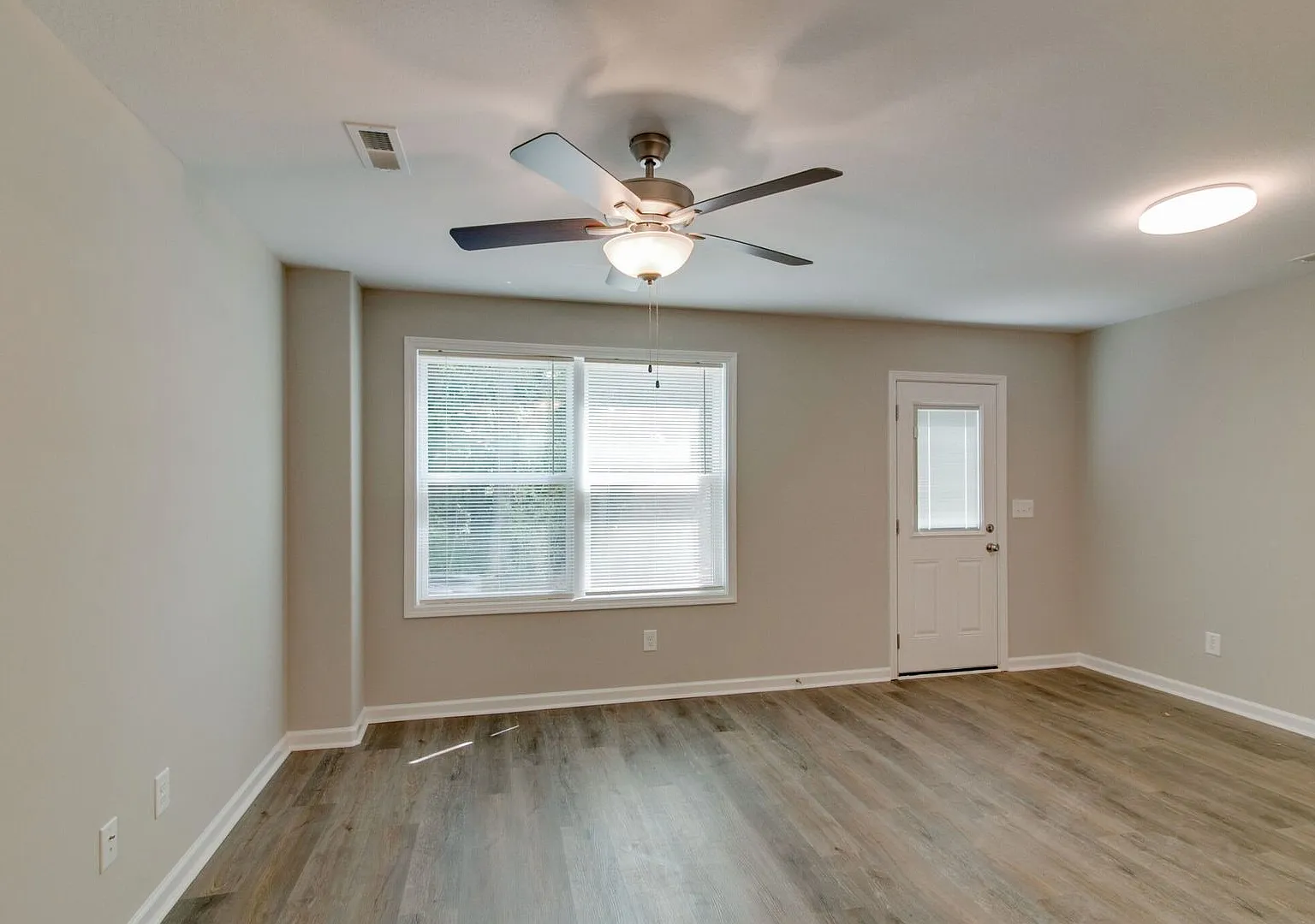 Dead end Street! Close to Post! 3 Bed/2.5 Bath Townhouse! Built in 2023 — Photo 4