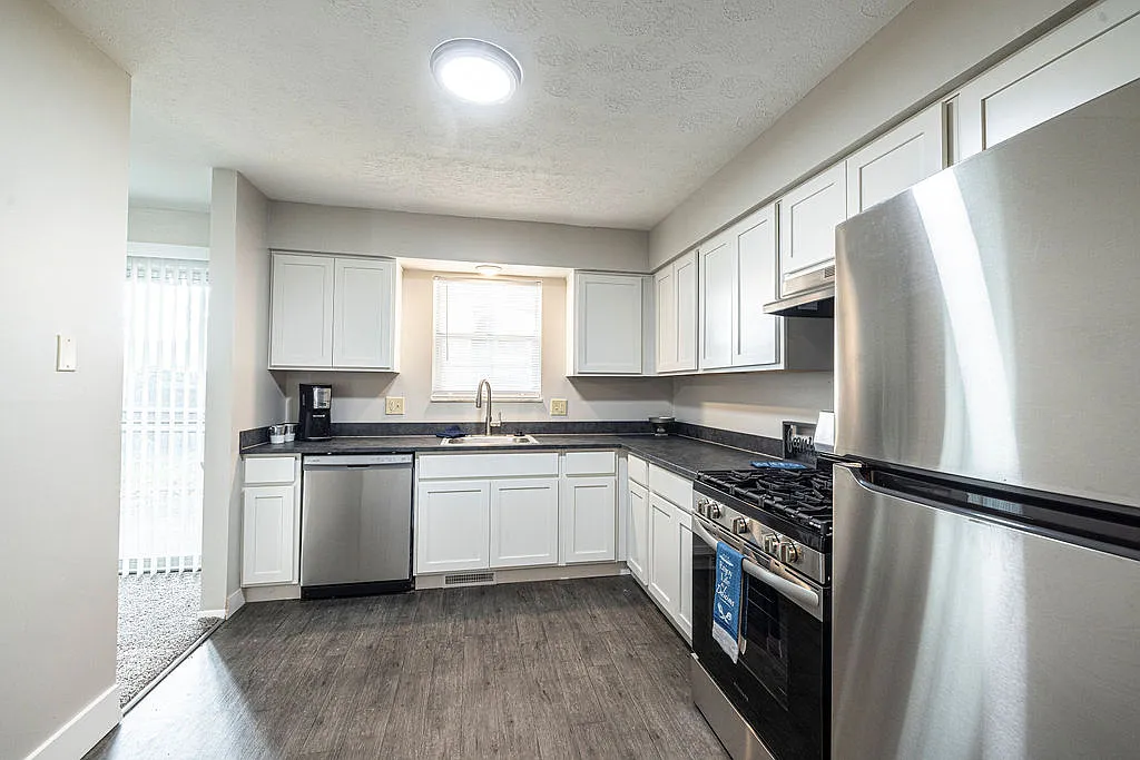 Cambridge Court Townhomes — Photo 4
