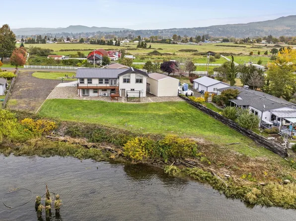 277 W Sunny Sands Road, Cathlamet, WA 98612