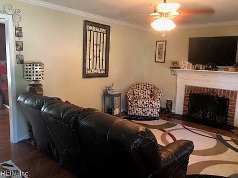 3rd image of 882 Barrie Cir
