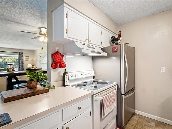 4th image of 211 Riverbend Dr #211