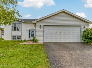 37 Evergreen Dr, Streamwood, IL 60107