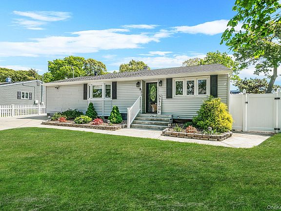 3rd image of 121 Selden Boulevard