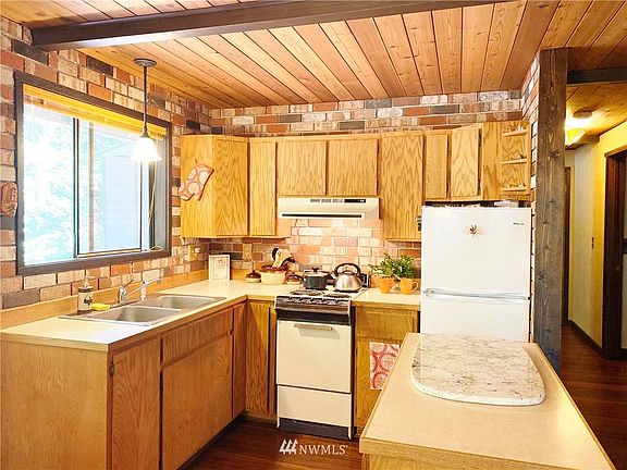 4th image of 110 N Hood View Pl