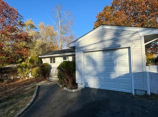 31 Blue Point Rd, Selden, NY 11784