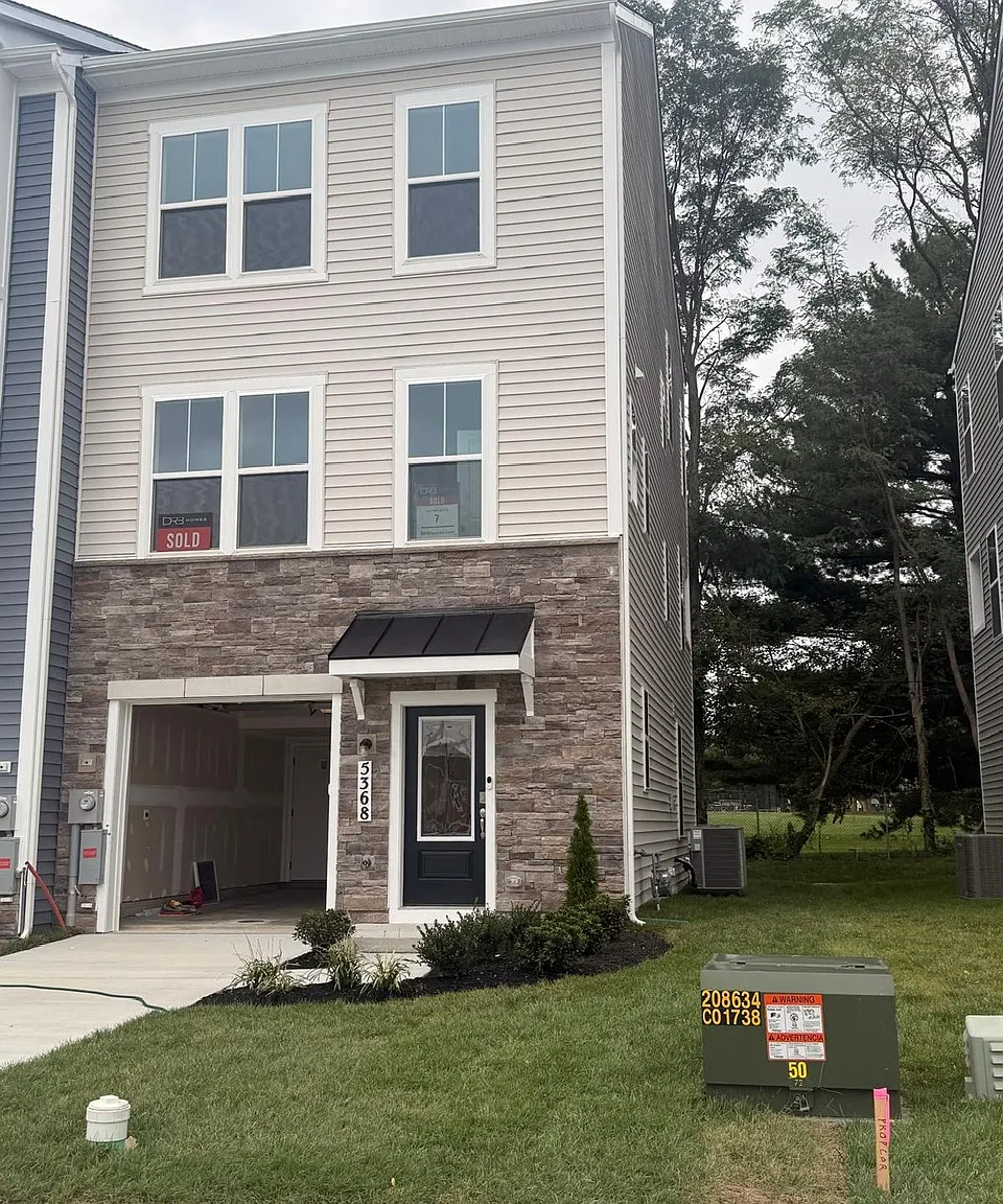 4 bed, 3.5 bath, 2065 sqft, $3,200 — Photo 2