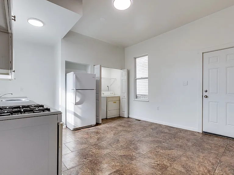 819 Proctor Way — Photo 5