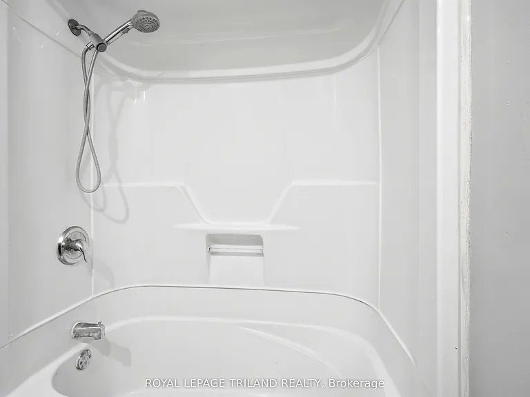 195 B Cedarvale Cres #A — Photo 17
