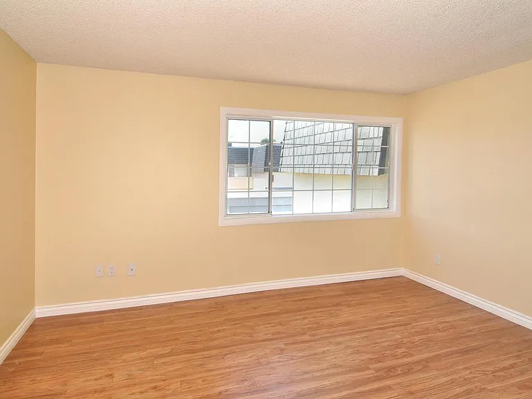 19200 Hamlin St #4 — Photo 6