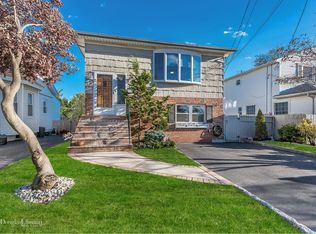 11 Bond Ave, Malverne, NY 11565