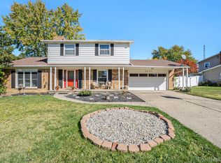 6137 Pebbleshire Dr, Grand Blanc, MI 48439