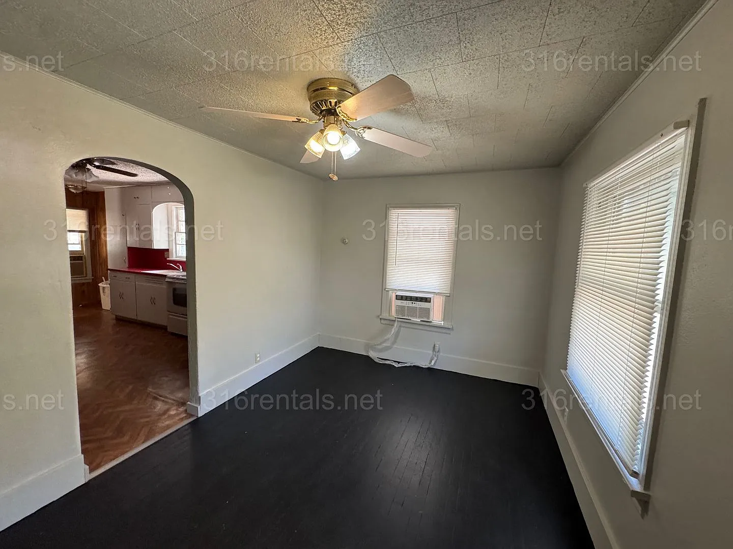 $725 - 1 bed 1 bath - Single Family Home — Photo 2