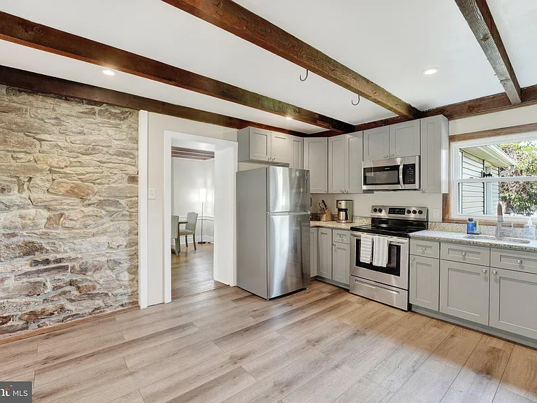 211 Gale Ln — Photo 9