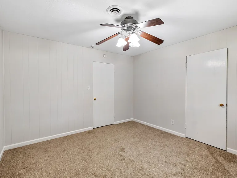 704 Windsor Dr — Photo 14