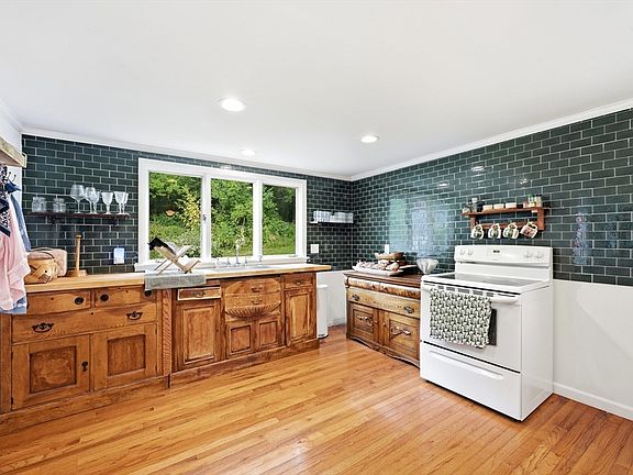 4th image of 176 Sherburne Ave