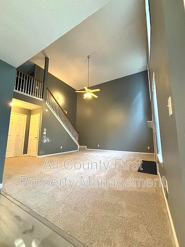 3 bed, 2.5 bath, 1800 sqft, $1,900 — Photo 2