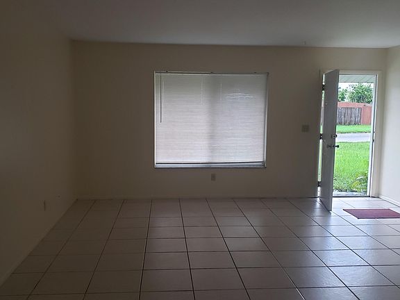 3rd image of 2049 SE Parkwood Circle