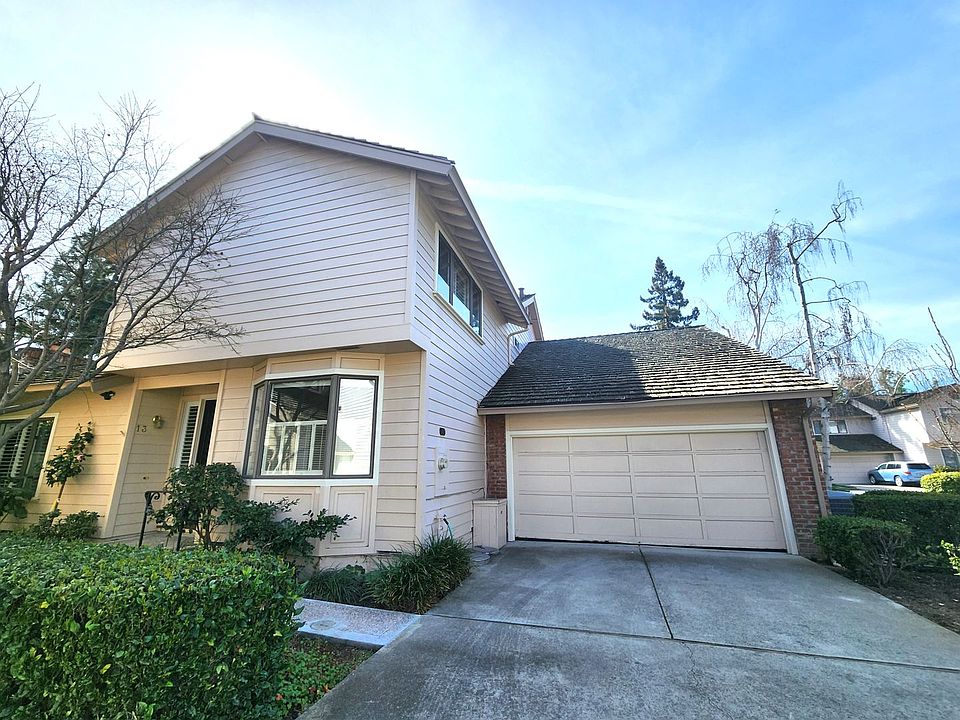 1st image of 13 Chateau Dr