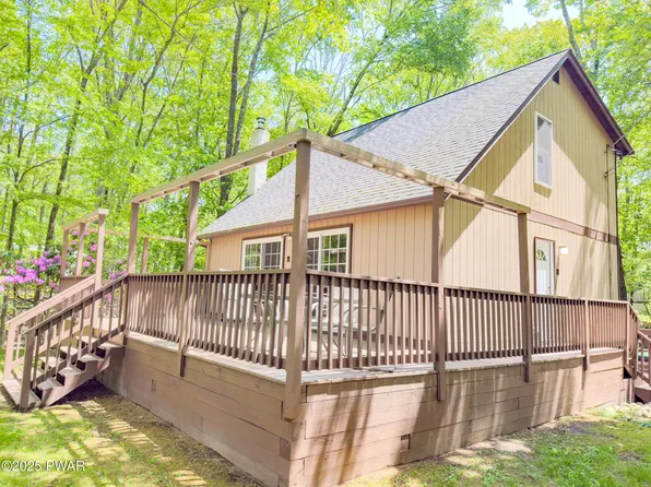 100 Cleveland Ct, Hawley, PA 18337