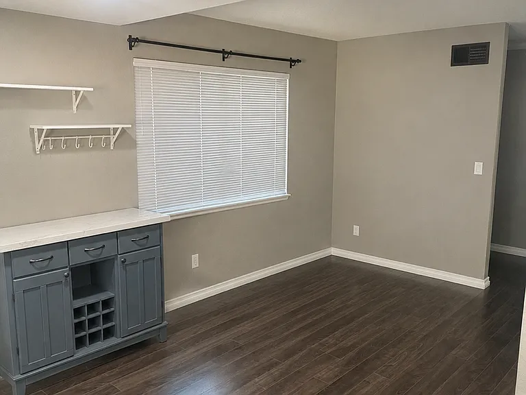 1434 Lowery St — Photo 3