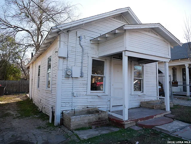 1820 Ruiz St — Photo 2