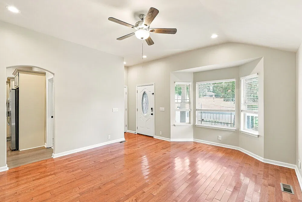 3 bed, 2.0 bath, 1348 sqft, $2,000 — Photo 4