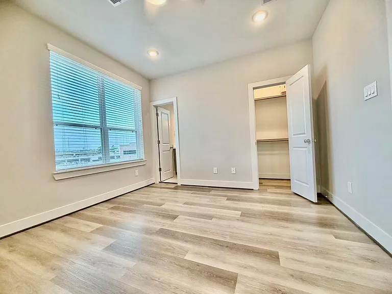1254 N Post Oak Rd #B — Photo 17