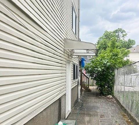 4th image of 295 Poultney St