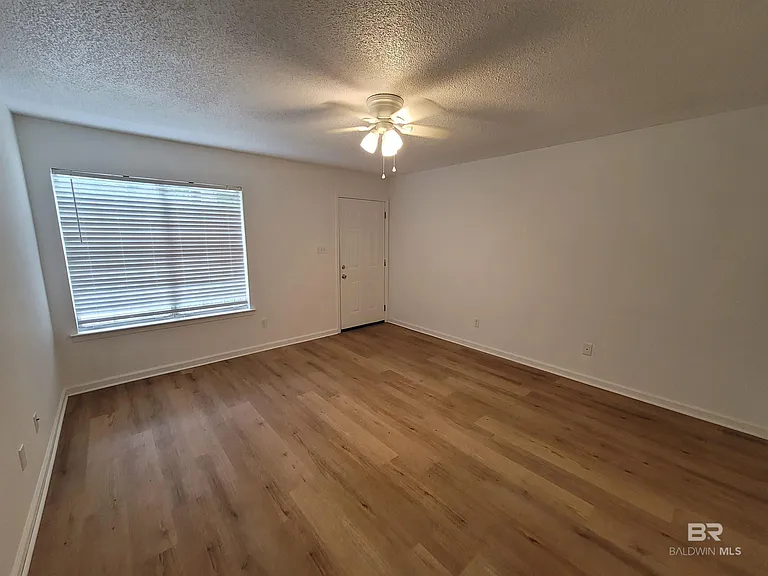 311 W Peachtree Ave — Photo 10
